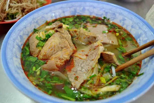 Bún bò Huế.