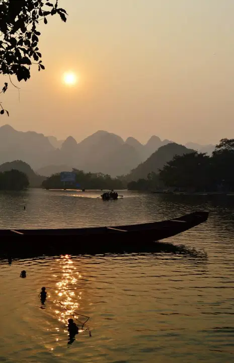 One of the many boats used to ferry visitors to Chùa Hương, the Perfume Pagoda.